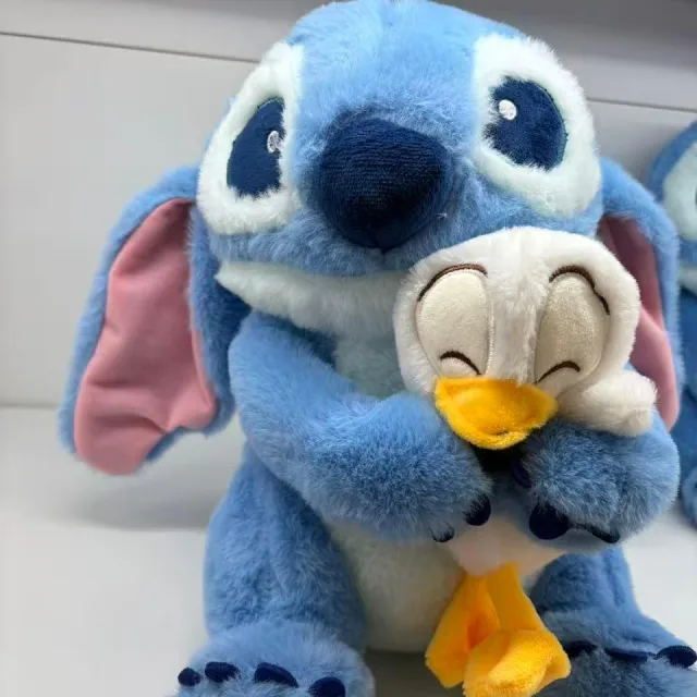 [JL] Stitch abrazando un pato · Peluche · 30 cm